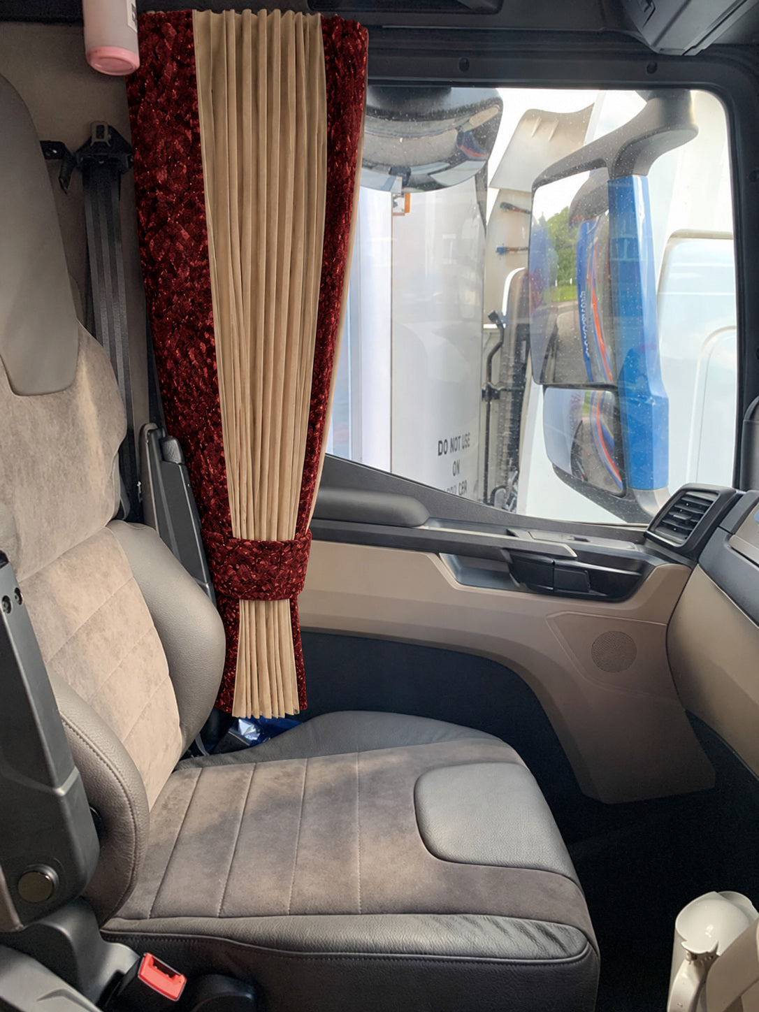 BoutiqueduRoutier™ | Ensemble de rideaux pour camion en peluche danoise rouge – Beige