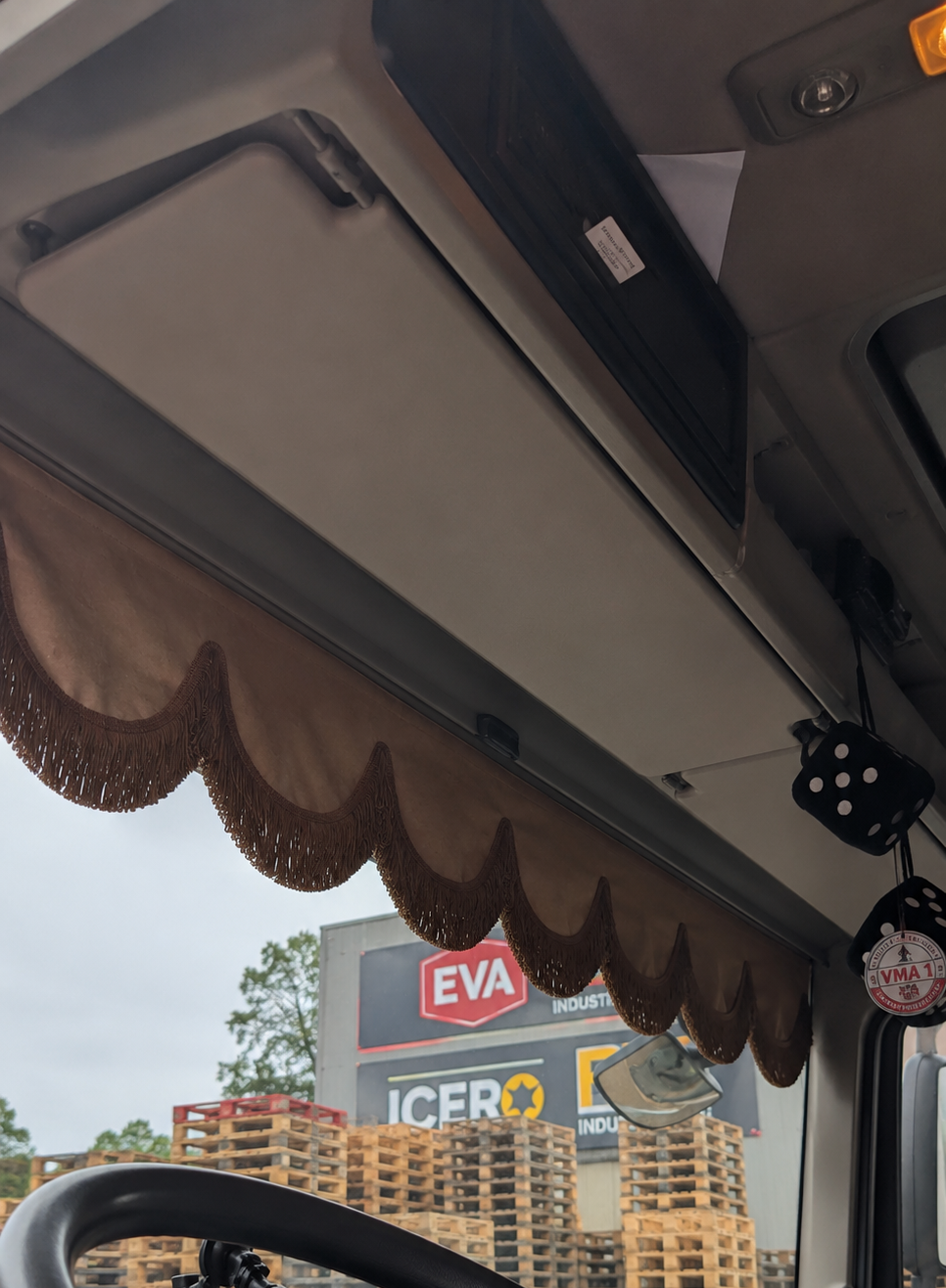 BoutiqueduRoutier™ | Rideau de pare-brise de camion aspect daim marron